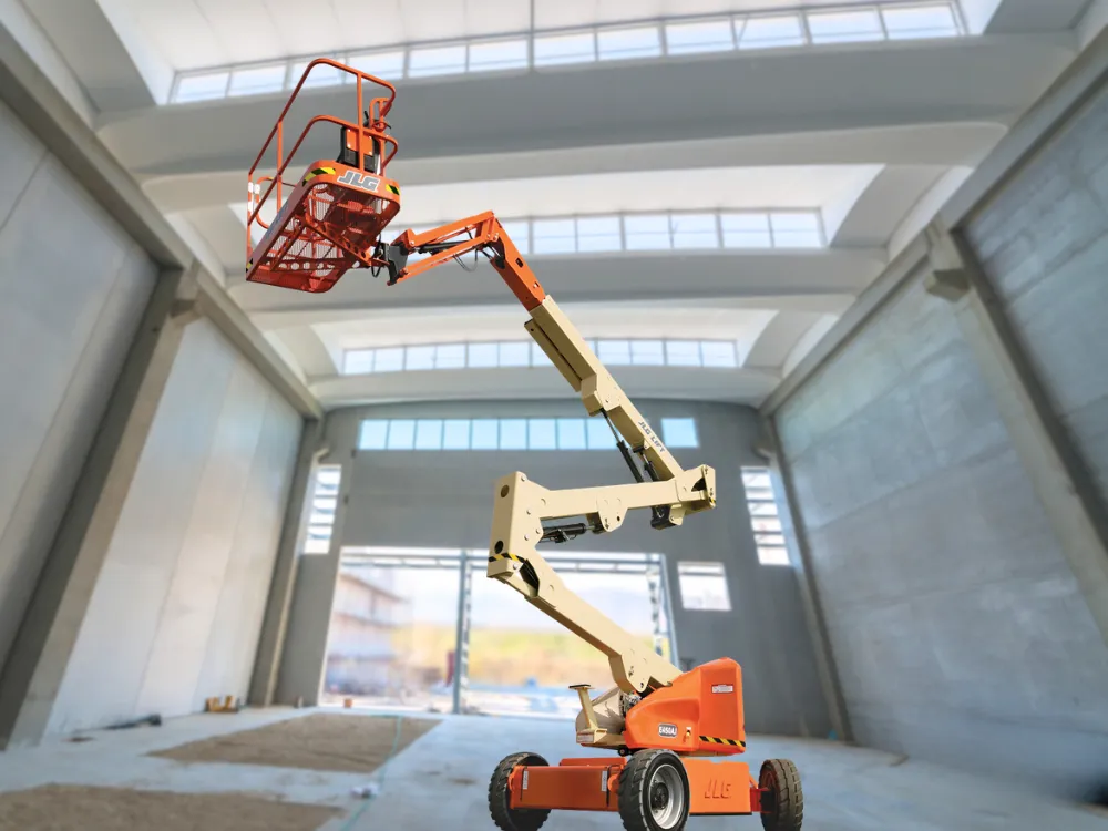 Plataforma Articulada Elétrica 16m - JLG E450AJ elétrica, dentro de uma obra em estágio de acabamento.