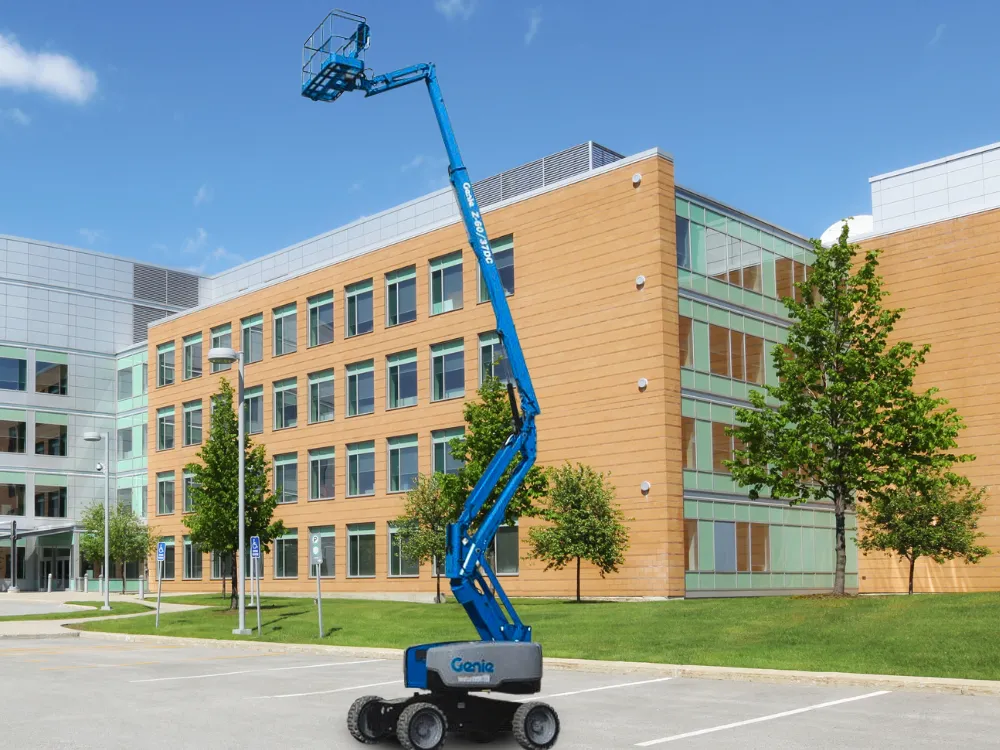 Plataforma articulada Elétrica 20m - Genie Z-60/37DC, totalmente estendida para obras de reparos em um edifício comercial.